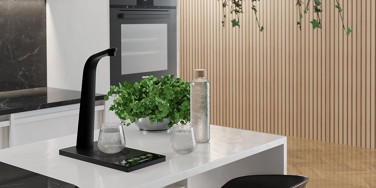 Ein Wasserzapfsystem, welches in einen Küchenblock integriert ist mit einem Glas, einer Wasserflasche und Deko